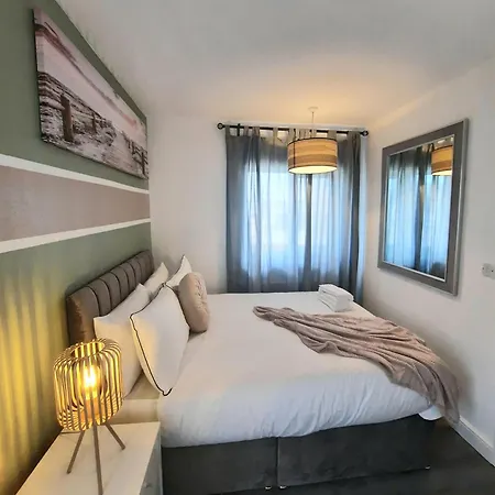 Entire In Leeds, Free Wifi, 3 Car Parking ليدز