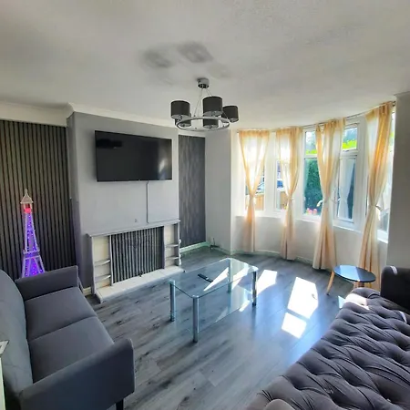 Entire In Leeds, Free Wifi, 3 Car Parking * ليدز