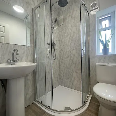 Entire In Leeds, Free Wifi, 3 Car Parking Tatil Evi *