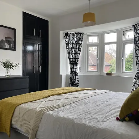 Holiday home Near Headingley Stadium, *