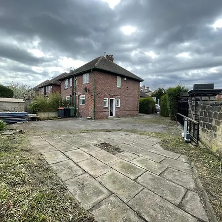 Entire In Leeds, Free Wifi, 3 Car Parking