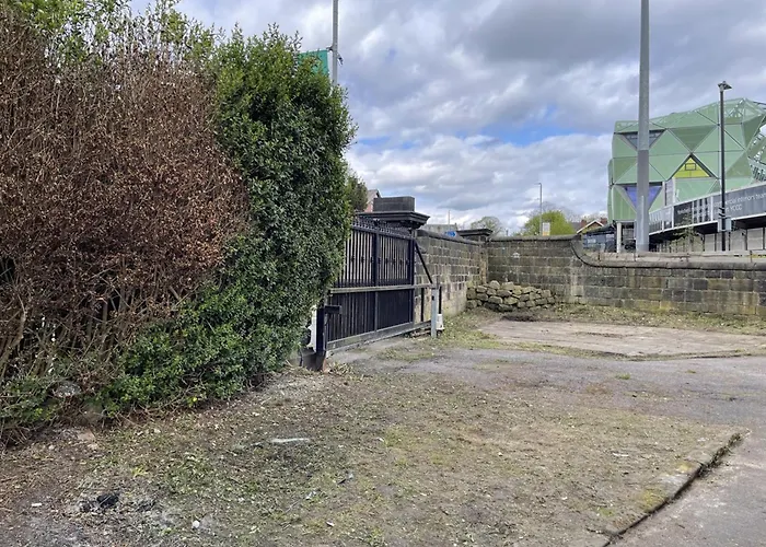 Entire In Leeds, Free Wifi, 3 Car Parking Будинок відпочинку