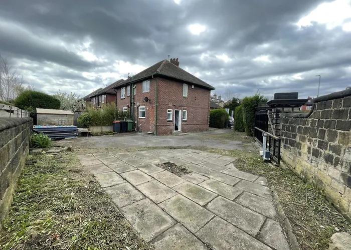 Entire In Leeds, Free Wifi, 3 Car Parking