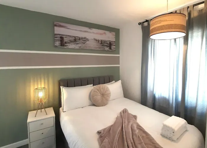 Entire In Leeds, Free Wifi, 3 Car Parking Будинок відпочинку