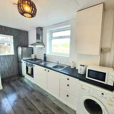 Entire In Leeds, Free Wifi, 3 Car Parking Leeds (West Yorkshire)