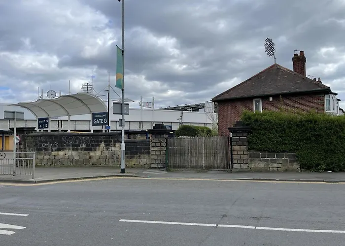 Entire In Leeds, Free Wifi, 3 Car Parking * Leeds (West Yorkshire)