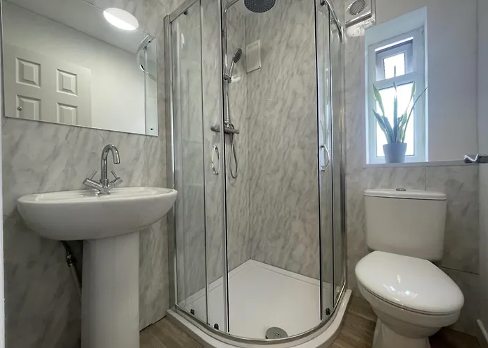 Entire In Leeds, Free Wifi, 3 Car Parking Dom wakacyjny *