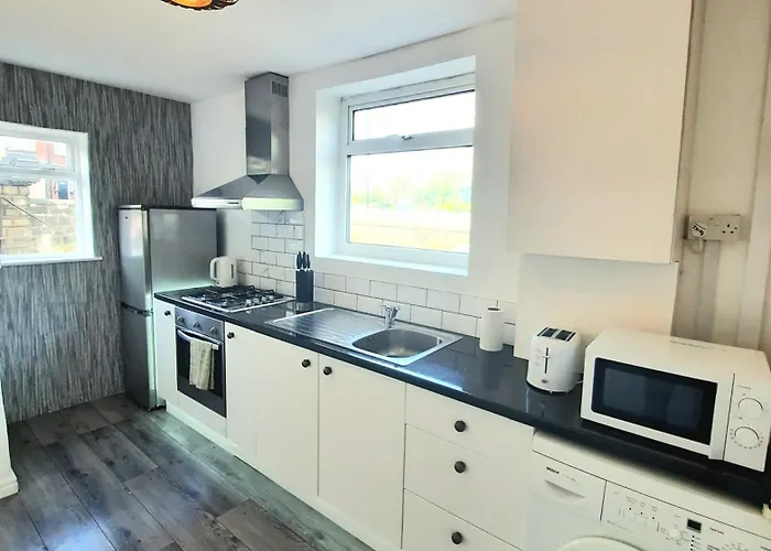 Entire In Leeds, Free Wifi, 3 Car Parking Leeds (West Yorkshire)