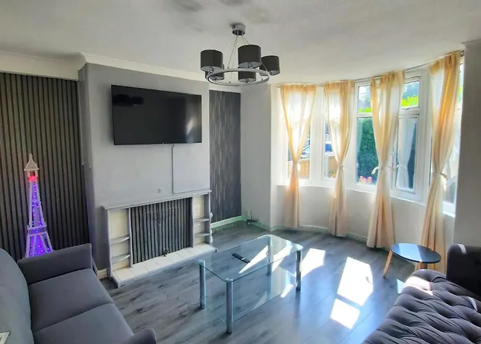 Entire In Leeds, Free Wifi, 3 Car Parking * Leeds (West Yorkshire)